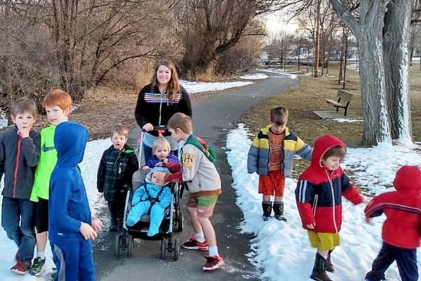OVAKO IZGLEDA ŽIVOT KADA IMATE DESETORO DECE: Majku mnogi OSUĐUJU, a OVO joj najteže pada!