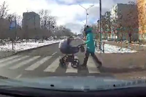 KOLICA SU POLETELA U VAZDUH! Pijani vozač POKOSIO MAJKU SA DETETOM, dečaka je samo ČUDO spasilo (VIDEO)