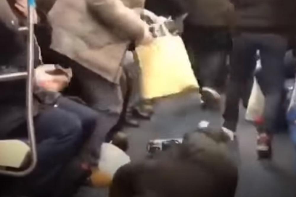 PAO JE NA ZEMLJU I POČEO DA SE TRESE! Prišli su da mu pomognu ali kada su čuli šta mu je pobegli su ODMAH! (VIDEO)