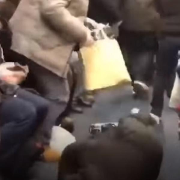 PAO JE NA ZEMLJU I POČEO DA SE TRESE! Prišli su da mu pomognu ali kada su čuli šta mu je pobegli su ODMAH! (VIDEO)