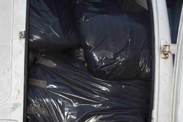 KAD SU SRPSKI POLICAJCI OTVORILI CRNE VREĆE ZLOKOBNOG IZGLEDA, nisu mogli da veruju šta se unutra nalazi (FOTO)