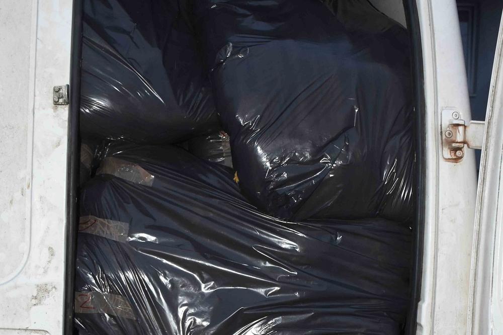 KAD SU SRPSKI POLICAJCI OTVORILI CRNE VREĆE ZLOKOBNOG IZGLEDA, nisu mogli da veruju šta se unutra nalazi (FOTO)