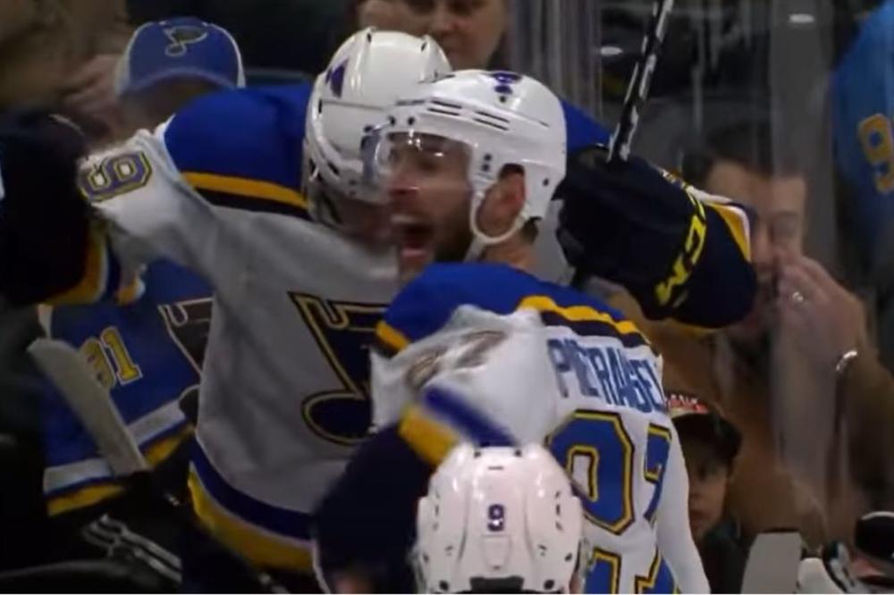 DRAMA NA UTAKMICI: Hokejaš doživeo srčani udar usred meča! Igrači oba tima klekli i molili se za njegov život!