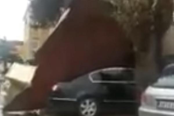 NEVREME U SRBIJI JUČE JE NAPRAVILO HAOS: Leteli krovovi, ŠTETA JE OGROMNA! (VIDEO)