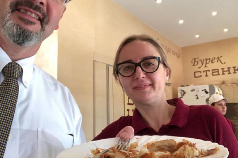 AMERIČKI AMBASADOR NADMAŠIO SAMOG SEBE! Neverovatno je šta je sad POJEO! (FOTO)