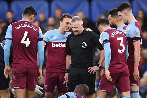 SKANDAL U PREMIJER LIGI: Sudija sprdao igrače jer su u zoni ispadanja - iz kluba pobesneli!