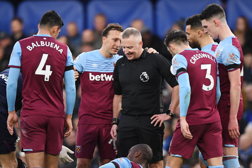 SKANDAL U PREMIJER LIGI: Sudija sprdao igrače jer su u zoni ispadanja - iz kluba pobesneli!