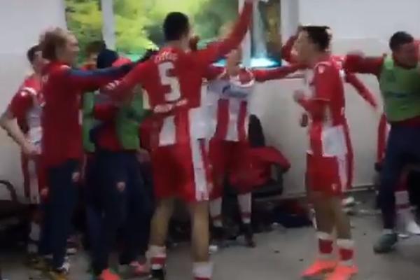 DELIJE, SLUŠAJTE PESMU: Veliko slavlje u svlačionici Zvezdinih klinaca!