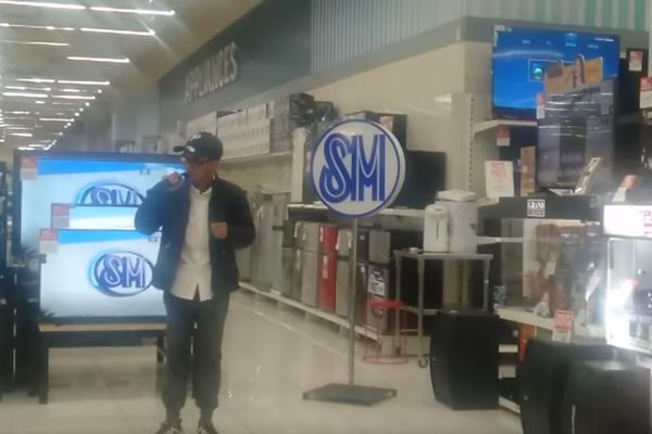 SLEPI DEČAK JE ZAPEVAO USRED PUNOG TRŽNOG CENTRA! Reakcija ljudi će vas preneraziti! (VIDEO)