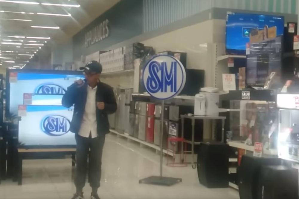 SLEPI DEČAK JE ZAPEVAO USRED PUNOG TRŽNOG CENTRA! Reakcija ljudi će vas preneraziti! (VIDEO)