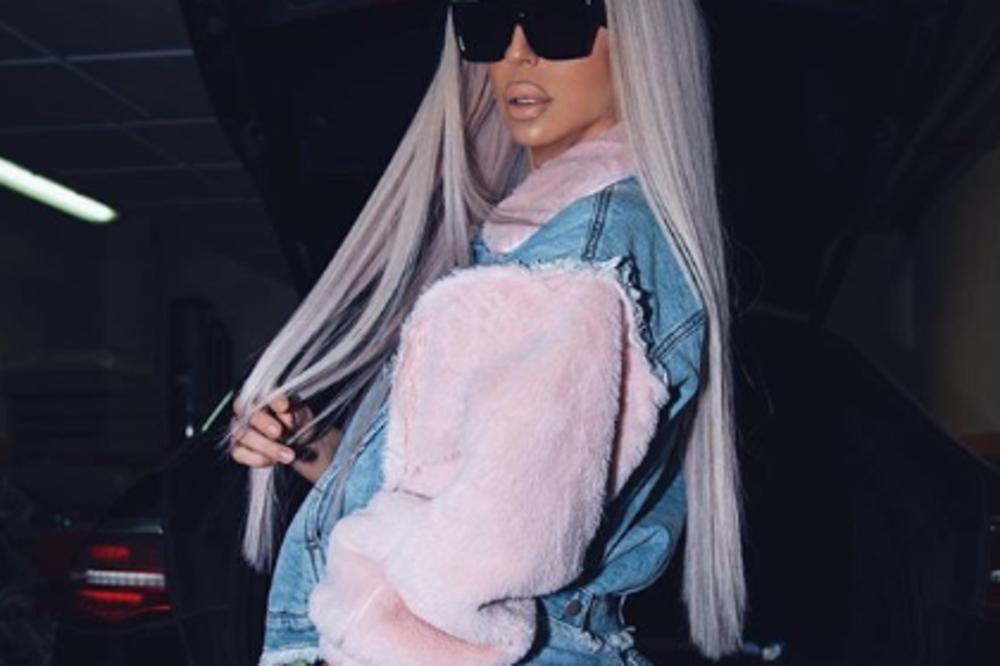 SVI BLENU U KARLEUŠINU GU*U! OPET JE POSETILA HIRURGA? Silikoni u grudima nisu bili dovoljni, POZADINA JOJ OGROMNA!