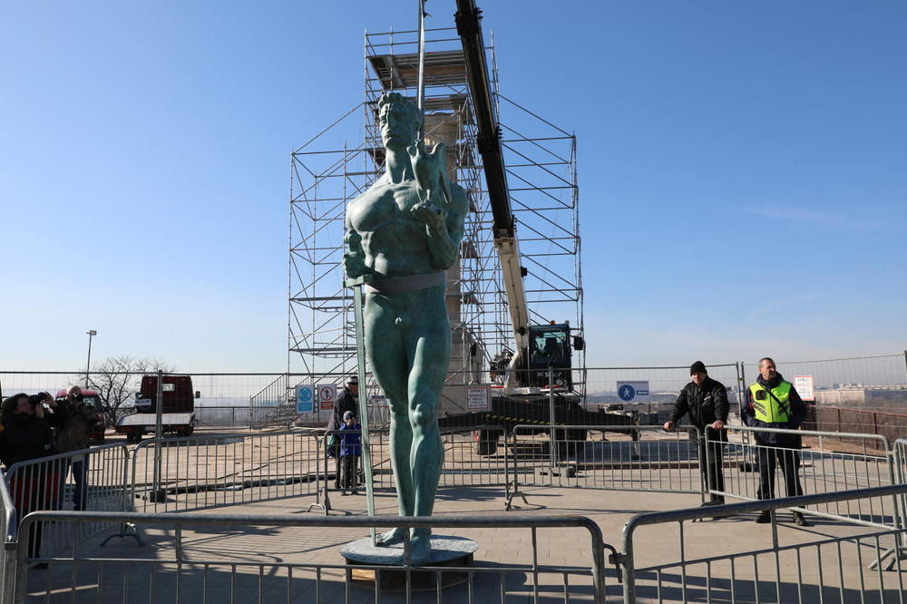 POBEDNIK JE OPET NA KALIŠU, ČEKA GRAĐANE U PUNOM SJAJU: Rekonstruisana skulptura vraćena na Kalemegdan (VIDEO)