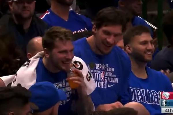 BOBI OPET DOMINIRAO S METLOM NA UTAKMICI: Dončić umirao od smeha, ovacije sa tribina! Sad Srbina koriste i za ovo!