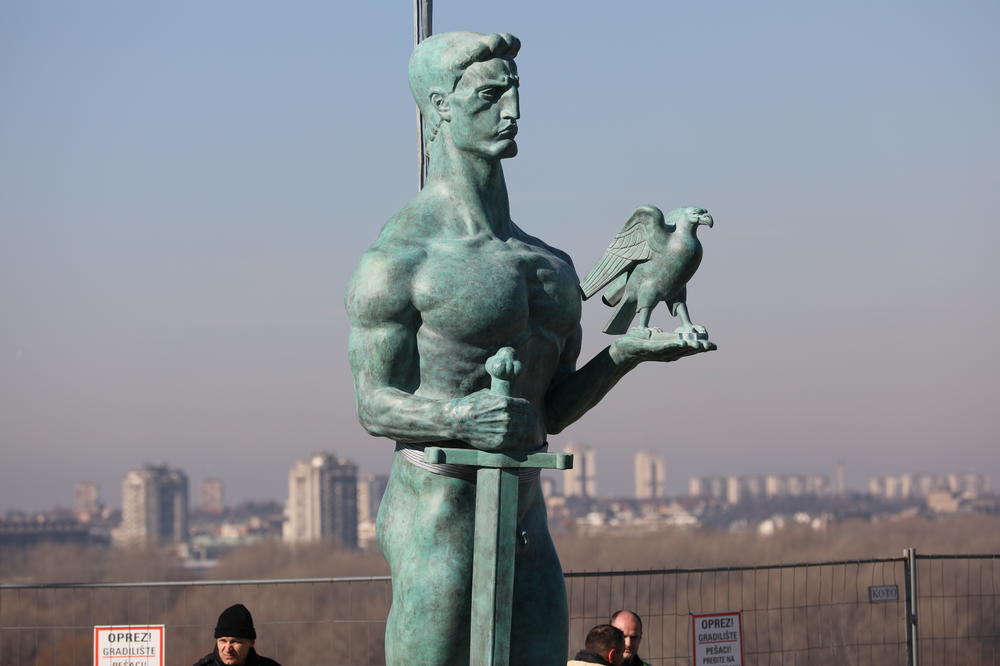 ZNATE LI KOJU PTICU U RUCI DRŽI POBEDNIK NA KALEMEGDANU? Ako ste rekli „goluba“, prevarili ste se