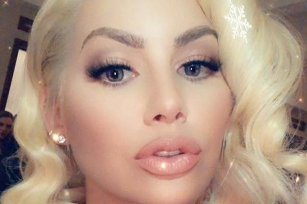 STARLETA ŠOKIRALA JAVNOST KADA JE UPROPASTILA ČELO! Bila tako lepa, a sad BEZ KOSE! Samo TETOVAŽA NA ĆELAVOJ GLAVI!