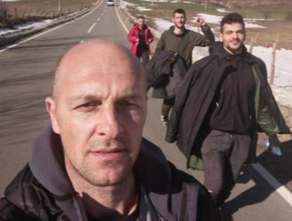 Pre nekoliko dana su krenuli pešice ka Crnoj Gori