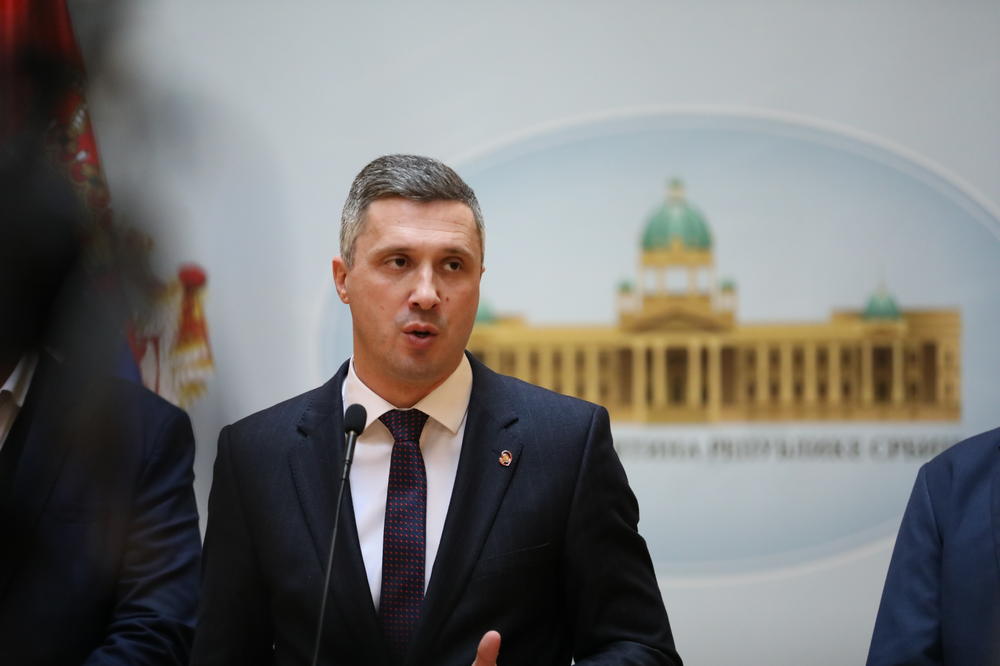 PREDLOŽIĆU ZAKON O ZABRANI PROMOCIJE HOMOSEKSUALIZMA! Boško Obradović doneo u parlament udžbenike BIOLOGIJE!