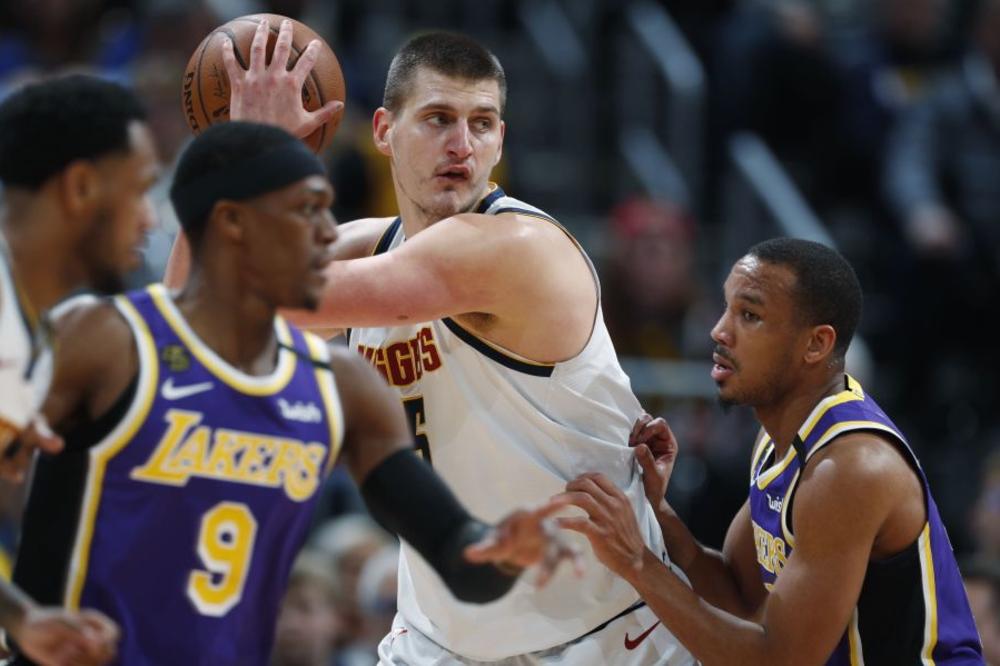 IGRAČ LEJKERSA PONIZIO I ISPROZIVAO DENVER POSLE POBEDE: Jokić besno bacio duks, razbijen monitor u svlačionici!