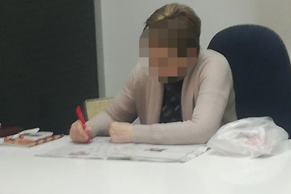 ZAPOSLENA U OPŠTINI VALJEVO REŠAVA UKRŠTENE REČI DOK NA ŠALTERU ČEKA 100 LJUDI?! Ova SLIKA je razbesnela Srbiju!