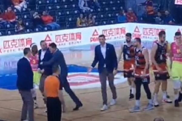 VELIKI SKANDAL U NIŠU: Dejan Milojević pobesneo i uleteo u teren da se obračuna sa sudijom - jedva su ga obuzdali!