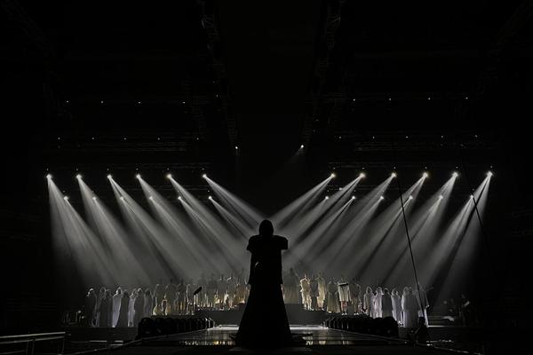 SPREMITE SE ZA SPEKTAKL! Pogledajte ekskluzivne fotografije Nataše Bekvalac sa generalne probe