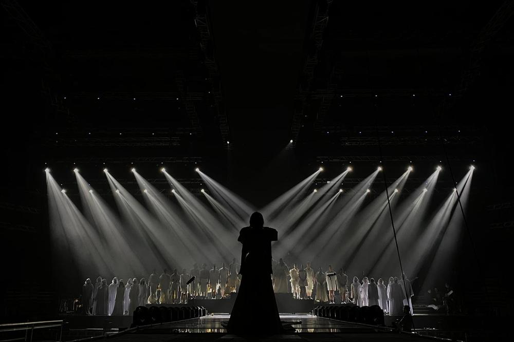 SPREMITE SE ZA SPEKTAKL! Pogledajte ekskluzivne fotografije Nataše Bekvalac sa generalne probe