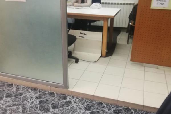 ŠALTERUŠA REŠAVA UKRŠTENE REČI DOK RED ČEKA 100 LJUDI: Prizor koji je RAZBESNEO LJUDE U SRBIJI! (FOTO)