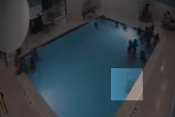 SNIMAK GLEDAJTE NA SOPSTVENU ODGOVORNOST: Dečak od dve godine upao u bazen i počeo da se davi, NIKO GA NE GLEDA!