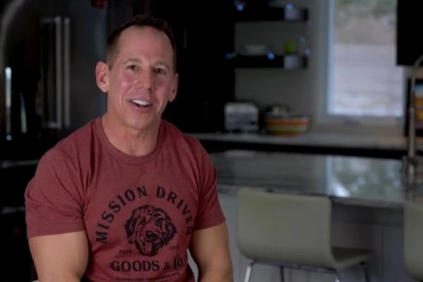 AKO MU NAĐETE DEVOJKU DOBIJATE 25.000 DOLARA: On je postavio oglas ali ima JAKO ČUDNE USLOVE!