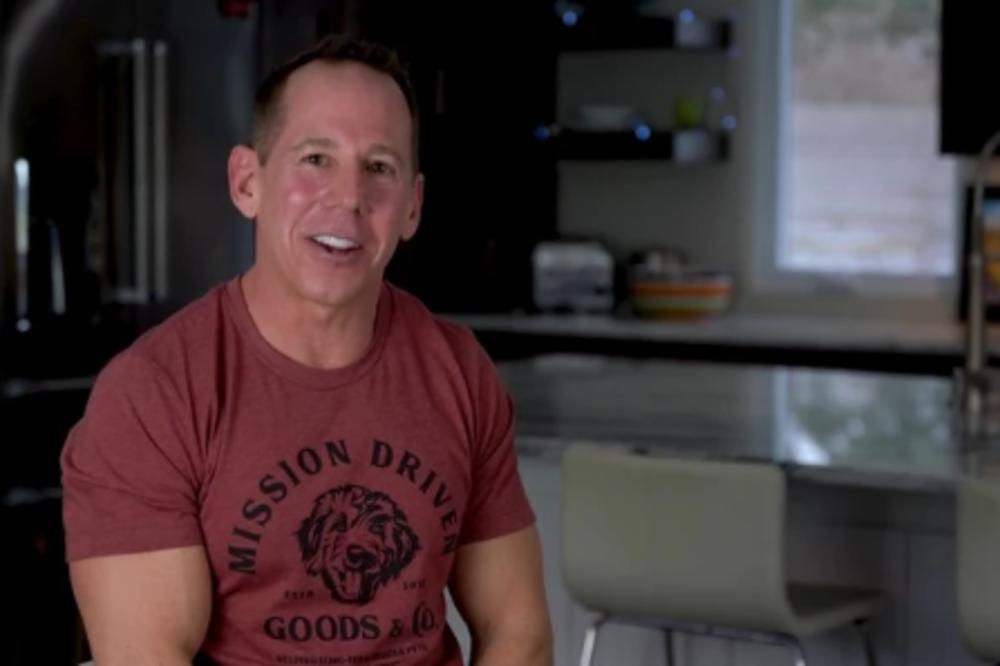 AKO MU NAĐETE DEVOJKU DOBIJATE 25.000 DOLARA: On je postavio oglas ali ima JAKO ČUDNE USLOVE!