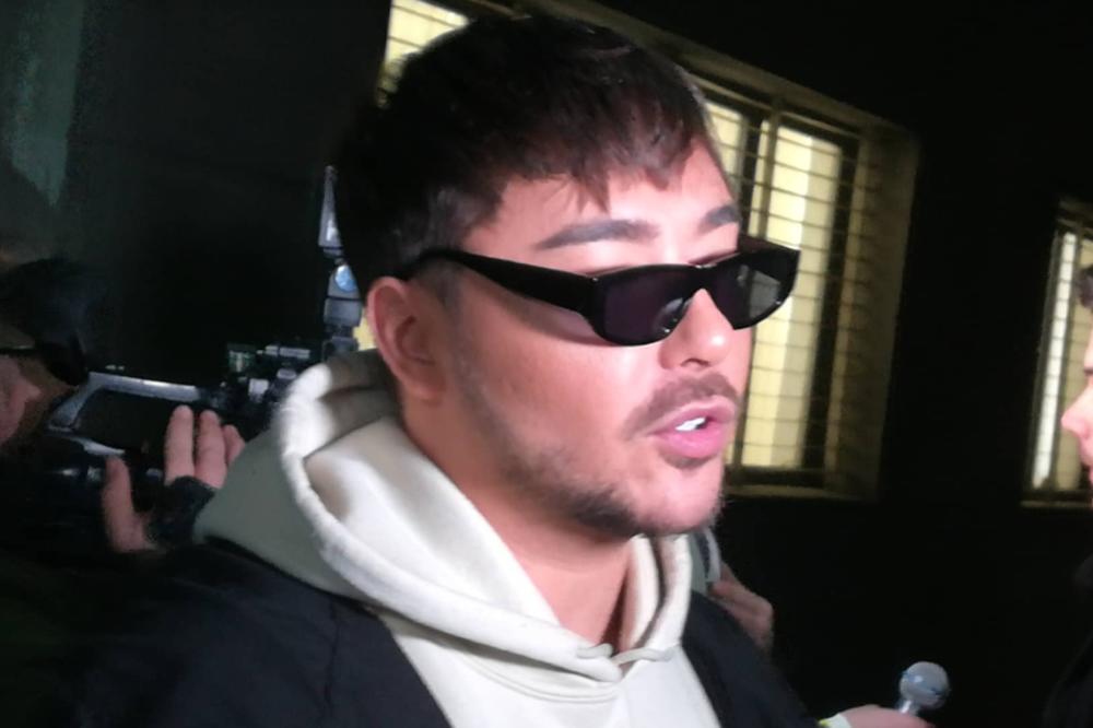 MILANU STANKOVIĆU PRETE PREKO MAJKE! Osvanuo JEZIV grafit na zgradi, pevač šokiran objavio SLIKE!