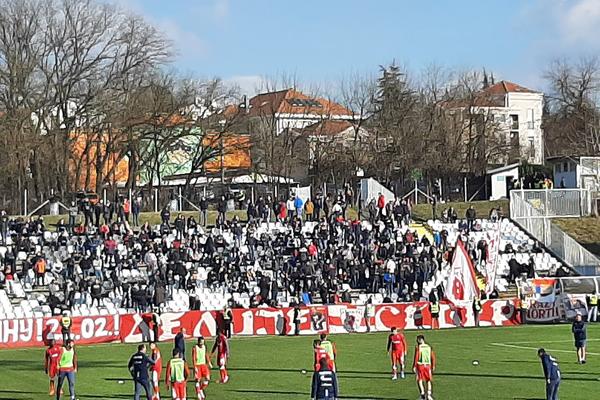 PAROLA DELIJA NA DEKIJEVOM DEBIJU: Navijači Zvezde odmah razvili veoma bitan transparent!