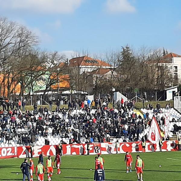 PAROLA DELIJA NA DEKIJEVOM DEBIJU: Navijači Zvezde odmah razvili veoma bitan transparent!