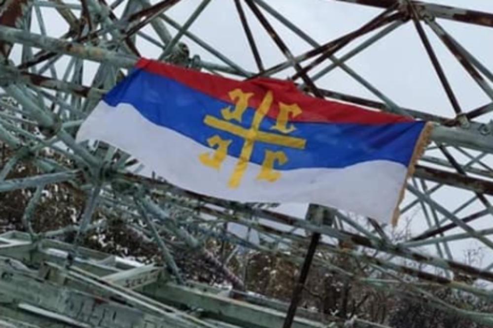 DIVLJAŠTO U PLJEVLJIMA: Porušena telekomunikaciona tabla na kojoj je bila oslikana trobojka