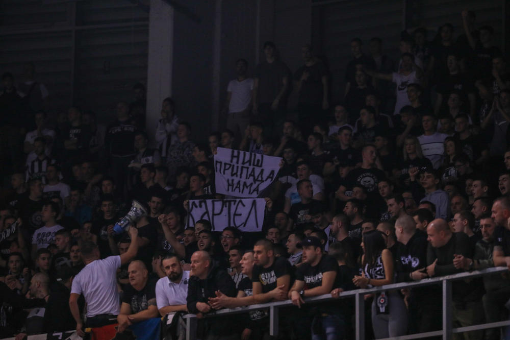 LEGENDA JUGA VODI NAVIJANJE U NIŠU: Ova slika će obići celu crno-belu Srbiju!