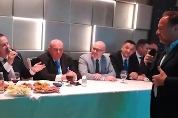 OVO JE MOJA KUĆA, ŽIVEO SAM TU! Rokvić pevao političarima, pa se malo zaneo! OVA PESMA IH JE POSEBNO GANULA (VIDEO)