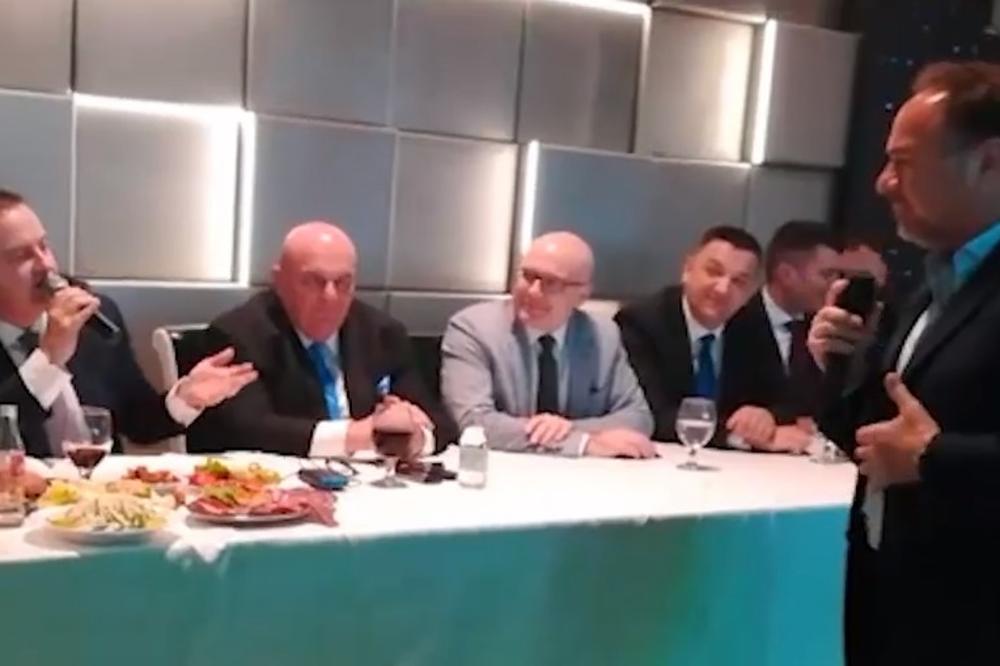 OVO JE MOJA KUĆA, ŽIVEO SAM TU! Rokvić pevao političarima, pa se malo zaneo! OVA PESMA IH JE POSEBNO GANULA (VIDEO)