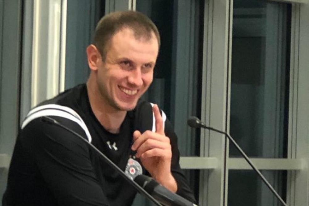 VELIČKOVIĆ IZNENADIO STAJLINGOM NA KONFERENCIJI: Nemate pojma čiju trenerku je uopšte uspeo da obuče!