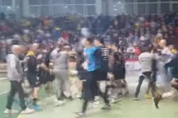 ODVRATNE SCENE U KUPU: Opšta tuča igrača nasred terena!