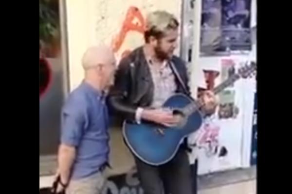 ULIČNI SVIRAČ NIJE NI SANJAO DA ĆE MU SE OVO DESITI! Pevao je čuveni HIT, a onda mu je prišao ovaj ĆELAVI ČIČICA