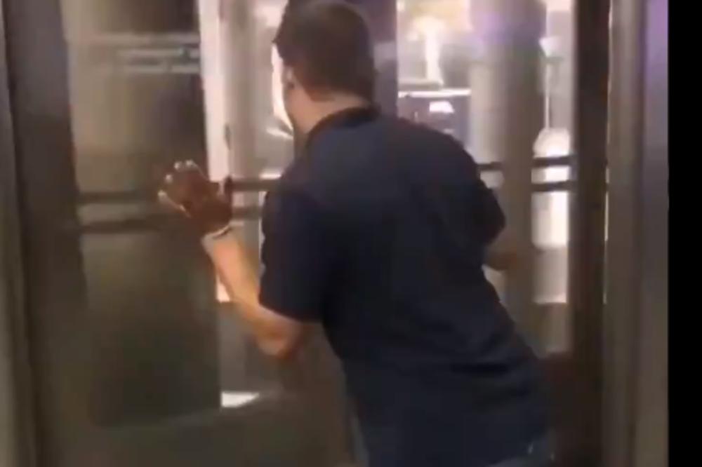 POKUŠAO DA BUDE DUHOVIT, PA GA UDARILA VRATA: Pogledajte šta ovaj momak radi! (VIDEO)