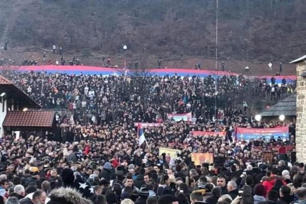 CELA CRNA GORA NA NOGAMA! ČETIRI VLADIKE PREDVODE LITIJE: Nikad više vernika na ulicama! (VIDEO)