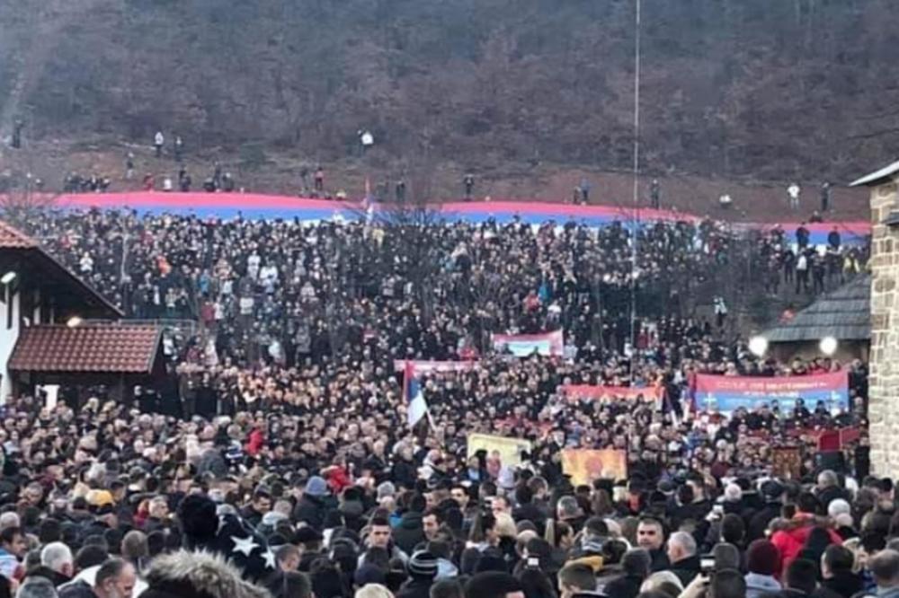 CELA CRNA GORA NA NOGAMA! ČETIRI VLADIKE PREDVODE LITIJE: Nikad više vernika na ulicama! (VIDEO)