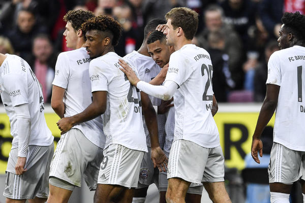 NAVIJAČI SE POPELI NA DRVO DA BI GLEDALI BAJERN: Poželeće da to nikada nisu uradili!