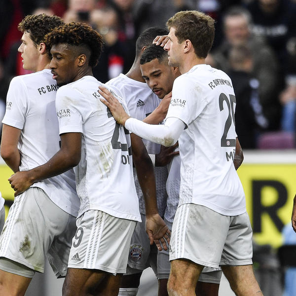 NAVIJAČI SE POPELI NA DRVO DA BI GLEDALI BAJERN: Poželeće da to nikada nisu uradili!