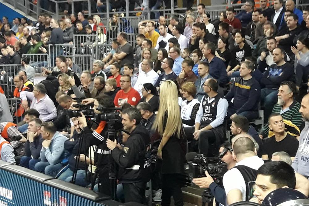 KATASTROFA NA FINALU KUPA KORAĆA: Devojčica pogođena flašom u glavu - odmah je počela da krvari!