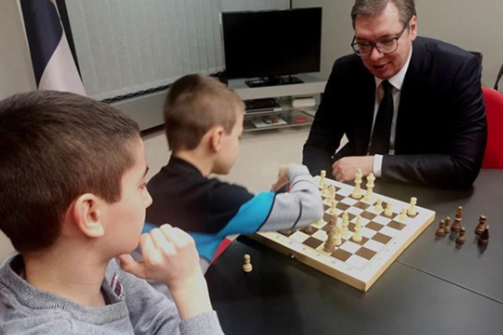 VUČIĆ IGRAO ŠAH SA SRPSKOM DECOM U BRISELU: Niko nije primetio JEDAN DETALJ! (FOTO)