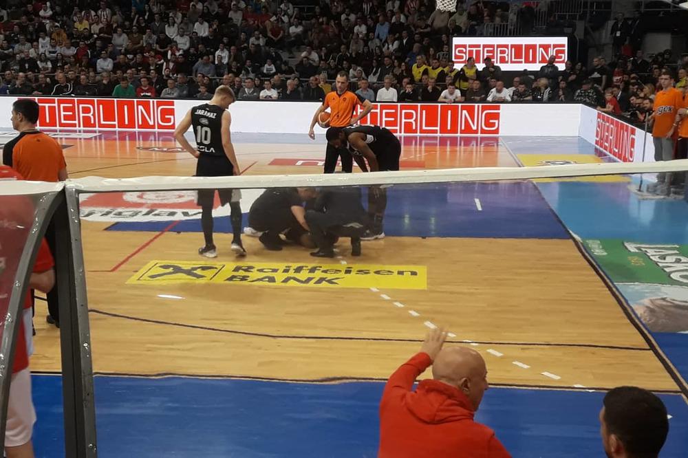 UDARIO JE GLAVOM U LAZIĆEVU NOGU I OSTAO DA LEŽI NA PARKETU: Volden umalo da ozbiljno nastrada!