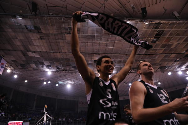 PRVI PUT U ISTORIJI CRNO-BELIH: Grobari u transu, Trinkijeri ima novo oružje!