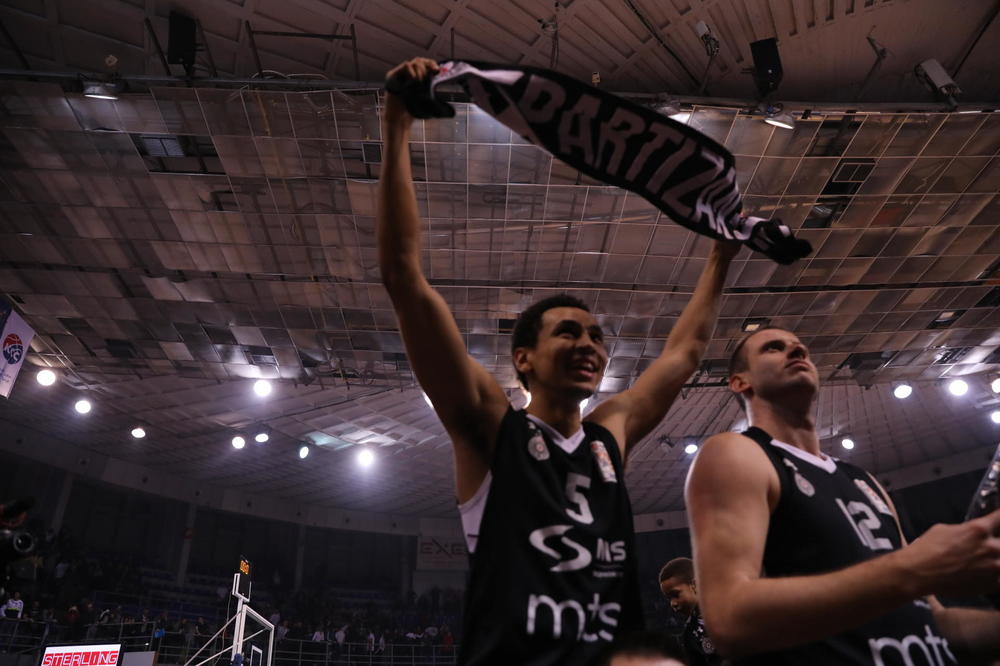 PRVI PUT U ISTORIJI CRNO-BELIH: Grobari u transu, Trinkijeri ima novo oružje!